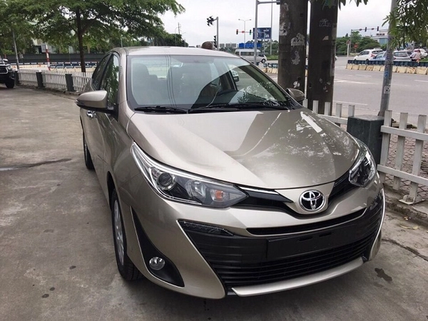 Tầm giá 400 triệu, chọn mua Hyundai i10 mới hay Toyota Vios cũ?